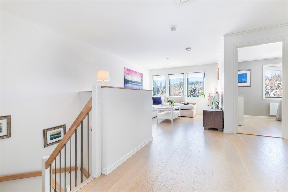 Boligen har en ekstra stue i 2. etasje som er innredet som tv-stue med god plass til sofa samt tilhørende møblement. Galleribilde