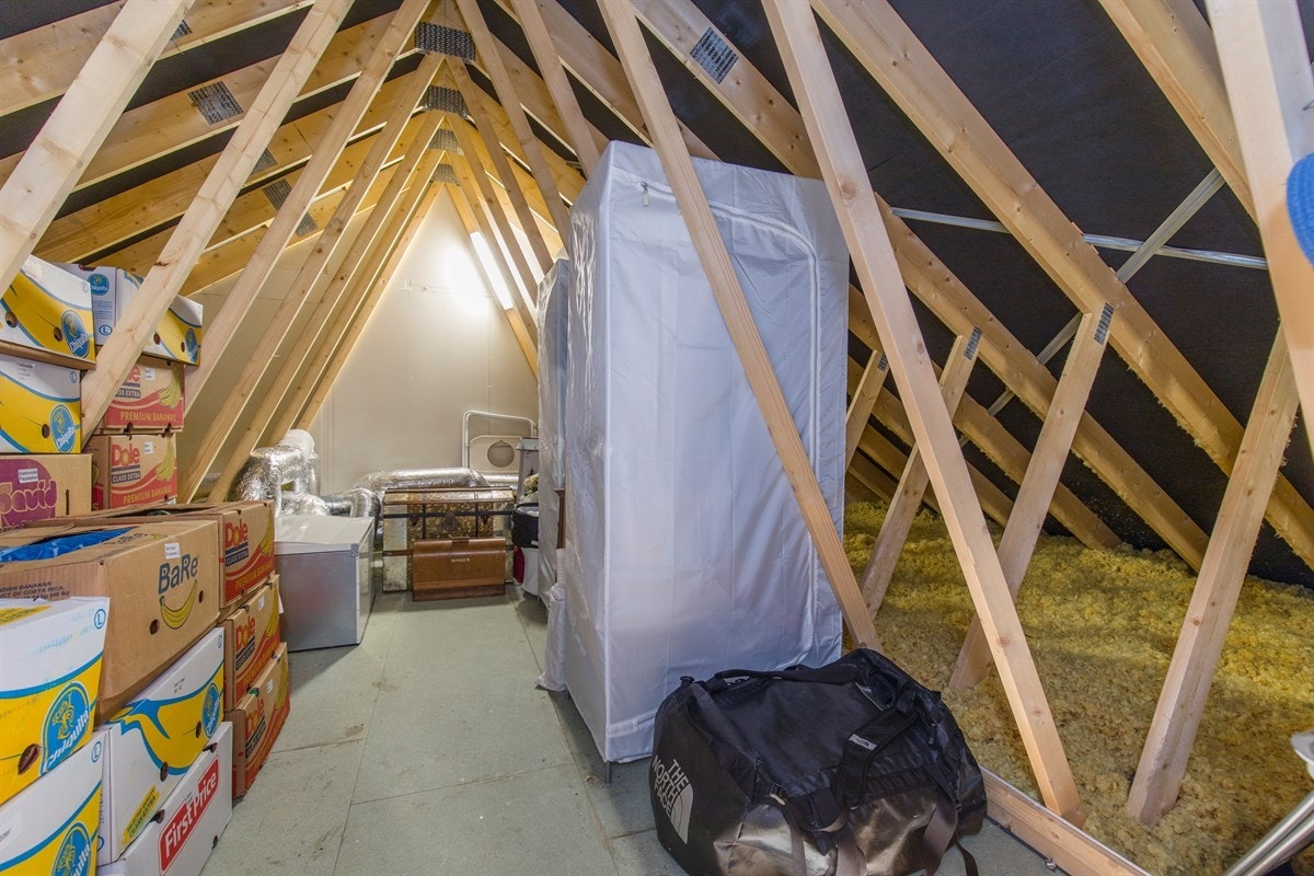 Fra stuen i 2. etg. er det adkomst til et stort lagringsloft med gulvareal på ca. 20 kvm. Galleribilde