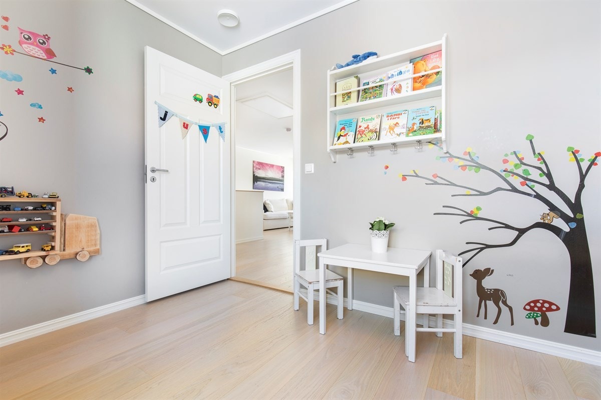 Rommet har parkett på gulv. Galleribilde