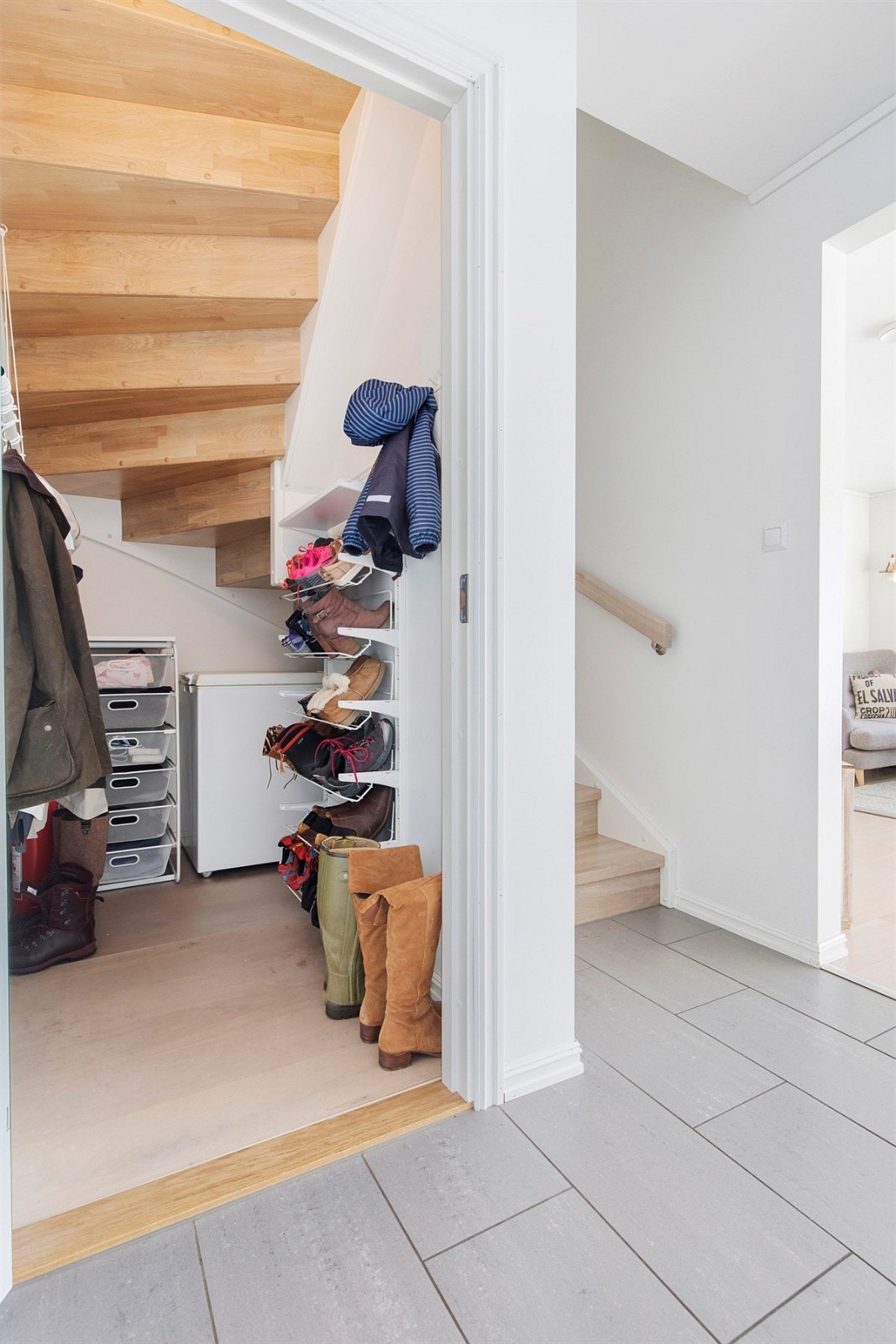Under trappen er det en innvendig bod på ca. 2 kvm med god plass for oppbevaring av yttertøy og diverse. Galleribilde