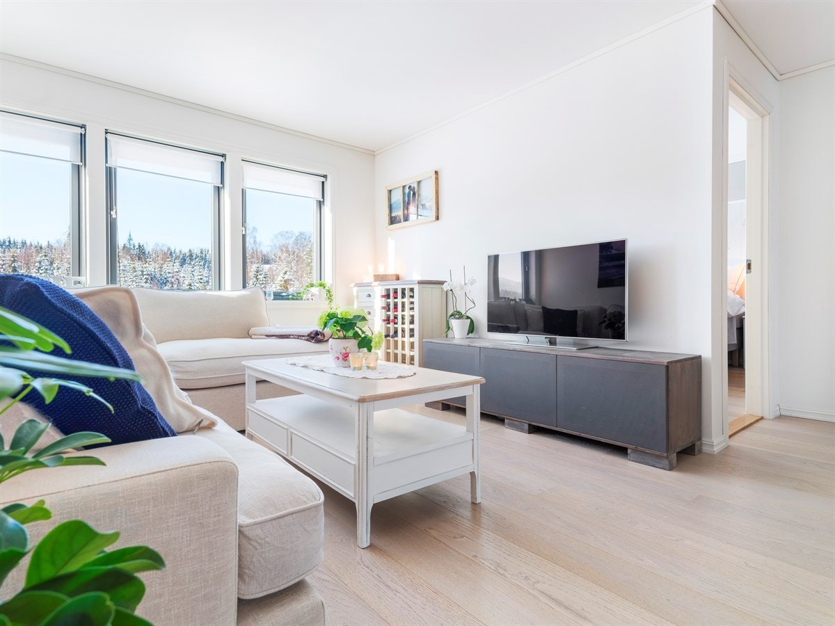 Rommet har enstavsparkett på gulv samt lysmalte veggflater. Sjenerøse vindusflater gir godt med lys Galleribilde