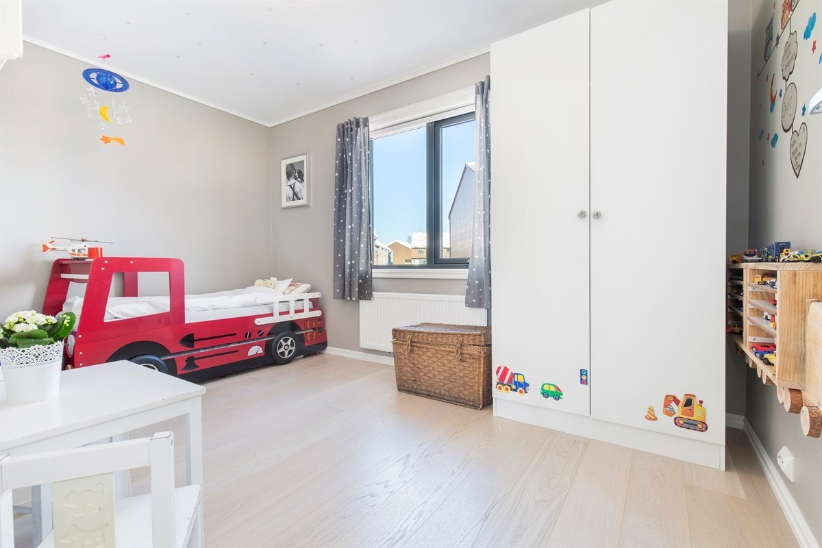 Det siste soverommet har også garderobeskap med god oppbevaringsplass. Galleribilde