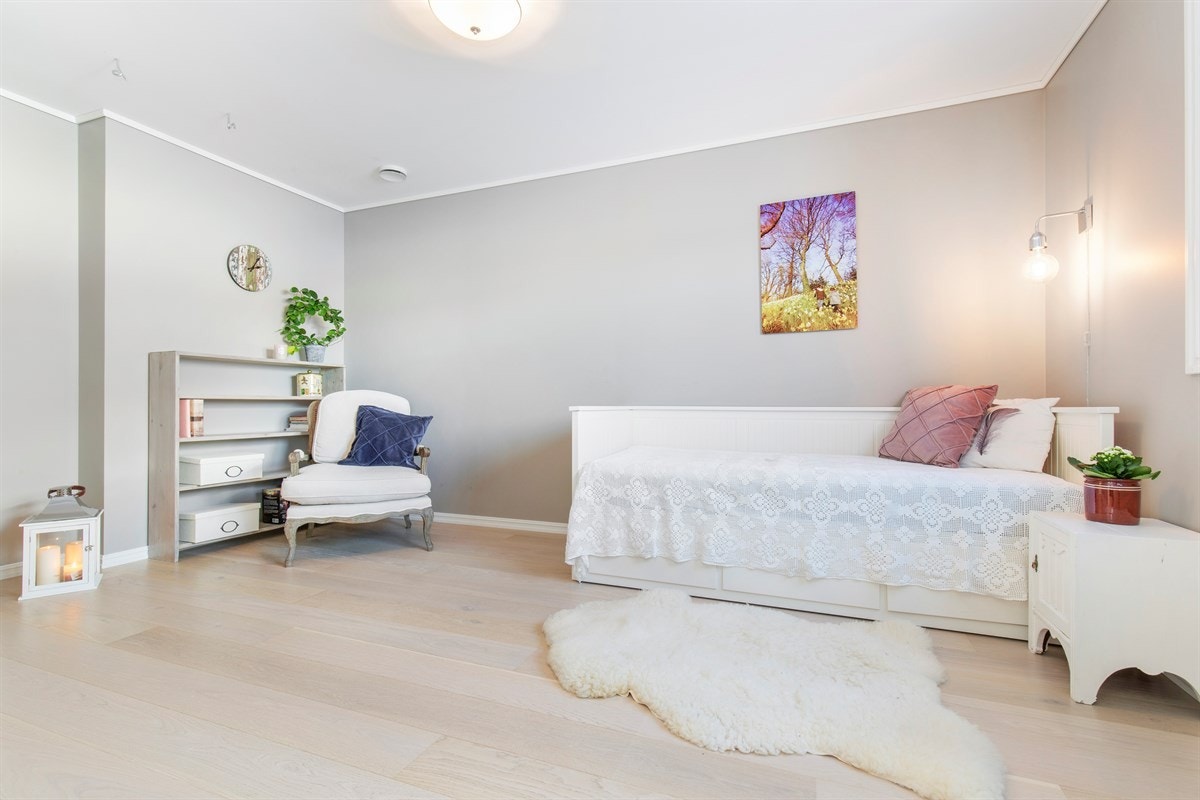 Boligen har fire lyse og luftige soverom med god plass til sengeløsninger samt tilhørende møblement. Galleribilde