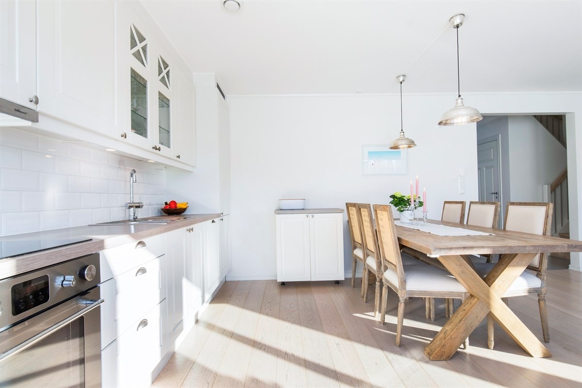 Kjøkkenet har integrert koketopp, komfyr, kjøl/frys og oppvaskmaskin samt avtrekksvifte. Det er i tillegg montert komfyrvakt og waterguard. Galleribilde