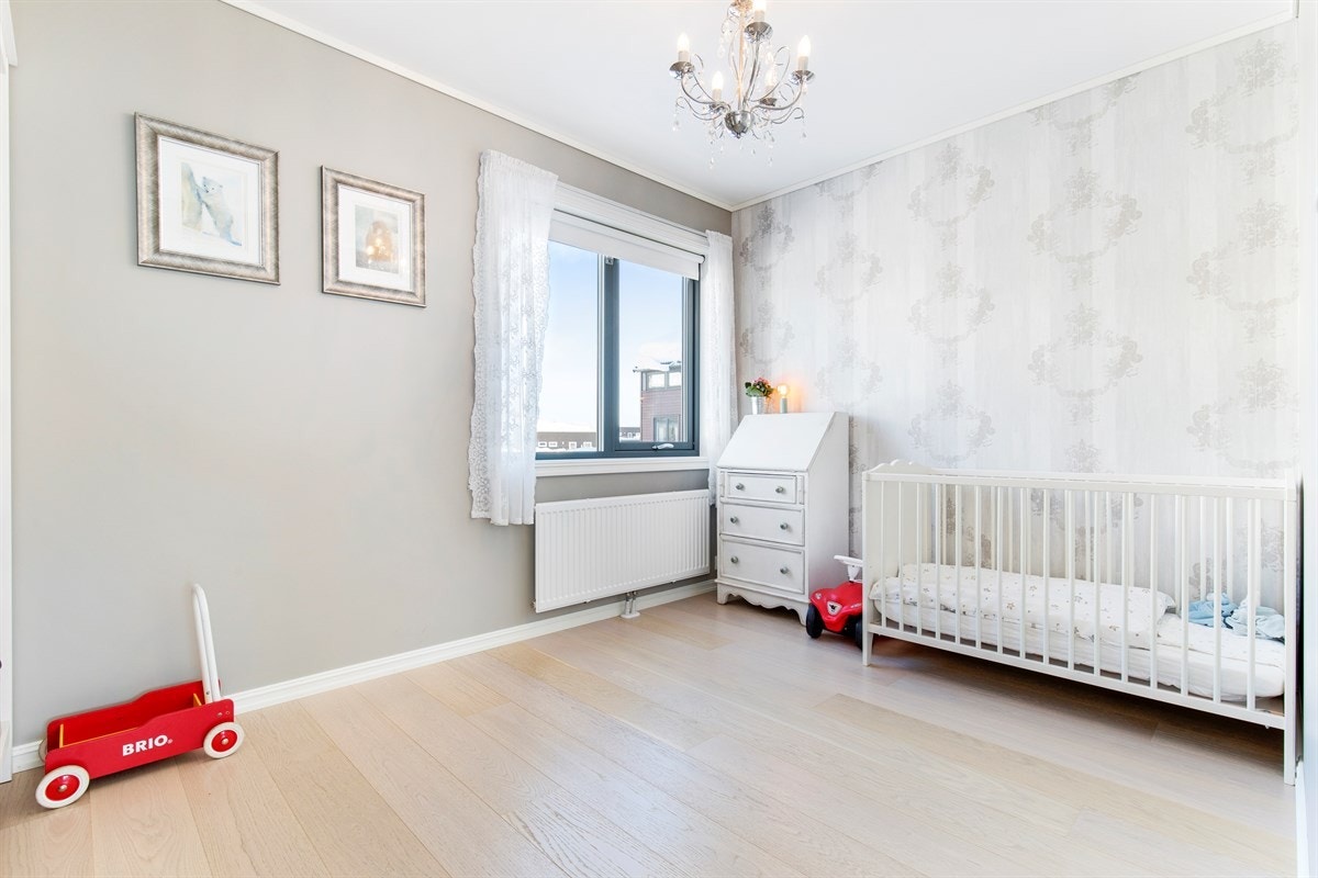 Det er totalt tre soverom i 2. etasje, alle av god størrelse med plass til seng samt tilhørende møblement. Galleribilde