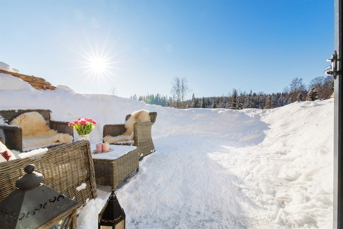 Terrassen vender ut mot skogen og har fin utsikt samt god plass til utemøbler der grillmaten kan nytes med familie og venner. Galleribilde
