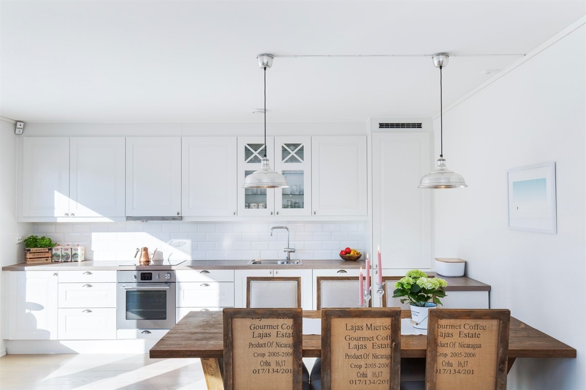 Det er flislagt mellom over og underskap. Galleribilde