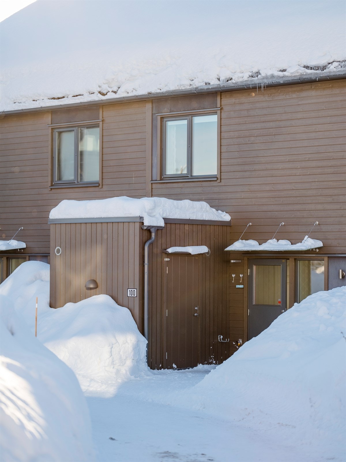 Boligen har en sportsbod på ca. 5 kvm ved inngangsparti. Galleribilde