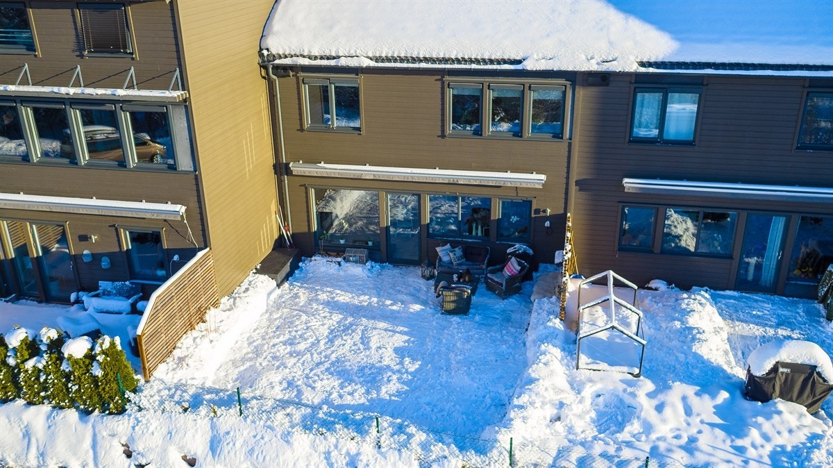 Fra stuen er det utgang til solrik usjenert terrasse og hage. Galleribilde