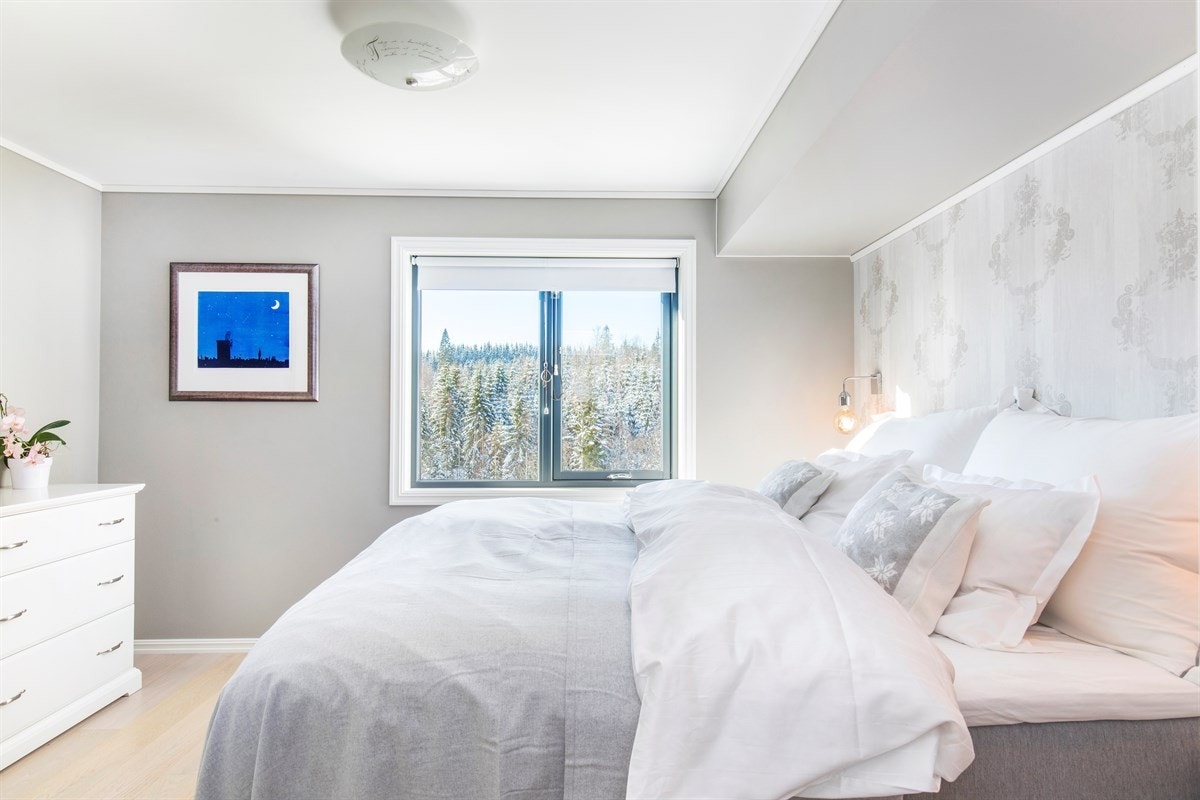 Soverommet har en dekorativ tapet som gir et pent preg. Galleribilde