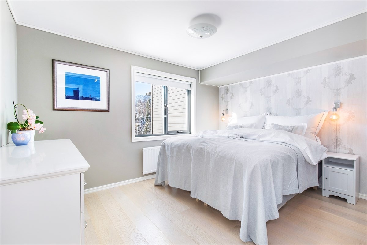 Hovedsoverommet i 2. etg. er tilknyttet en innvendig bod som er innredet som walk-in-closet med god plass for oppbevaring av tøy og sko. Galleribilde