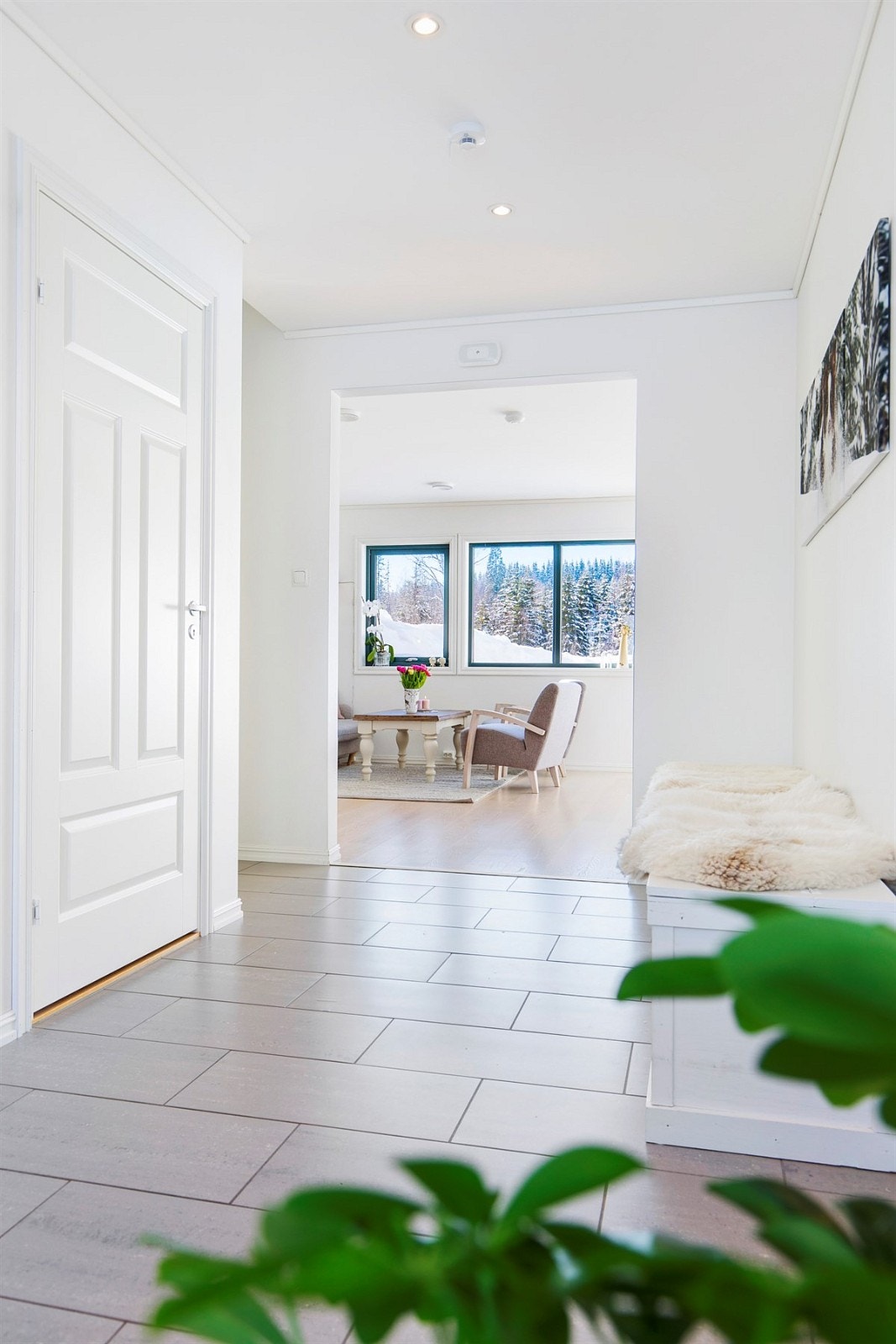 Boligen har en lys og innbydende entré med flislagt gulv og lysmalte veggflater som gir et godt førsteinntrykk. Galleribilde