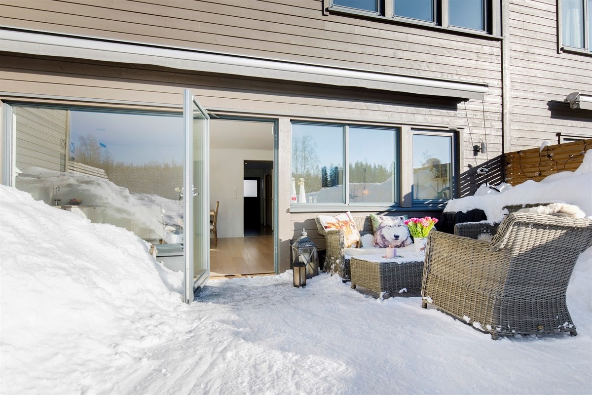 Boligen har en markterrasse med utgang fra stue/kjøkken i 1.etasje. Galleribilde
