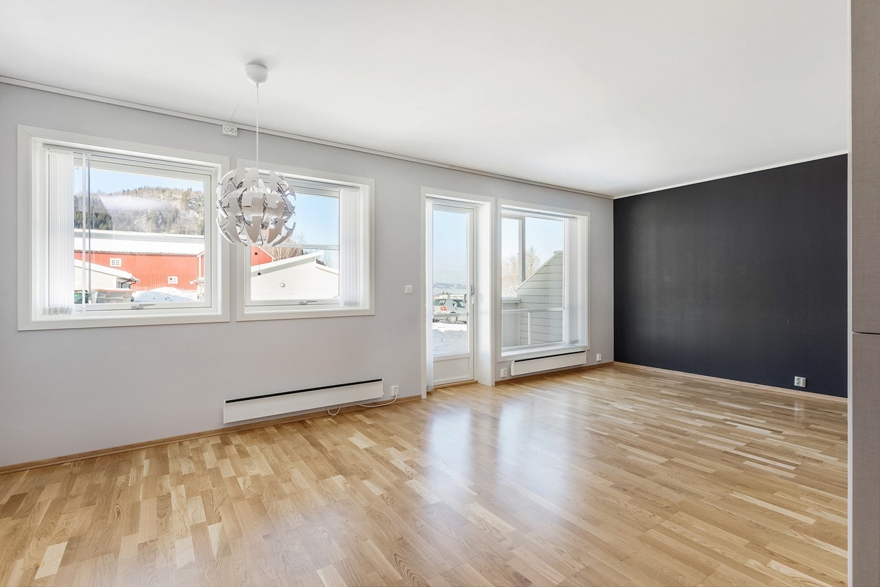 Stuen har gjennomgående store vindusflater gir rikelig med dagslys og en luftig atmosfære Galleribilde