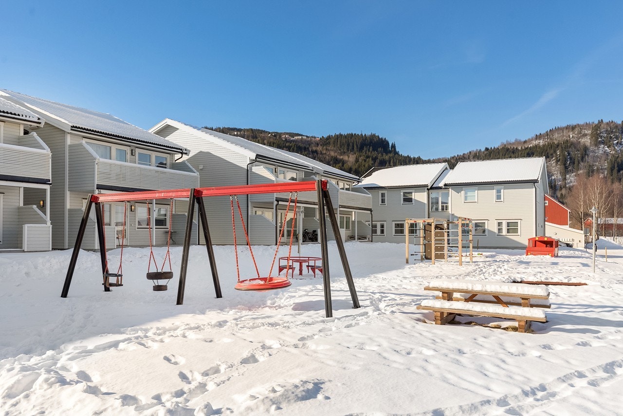Fellestomten er barnevennlig og innbyr til sosialt naboskap, opparbeidet med lekeplass, sittegrupper og plenareal Galleribilde