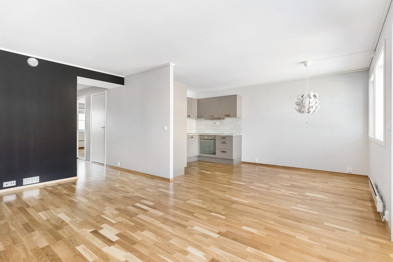 Leiligheten har en lys og romslig stue beliggende i åpen løsning mot kjøkken, totalt er stue- og kjøkkenarealet på hele ca. 31 kvm Galleribilde