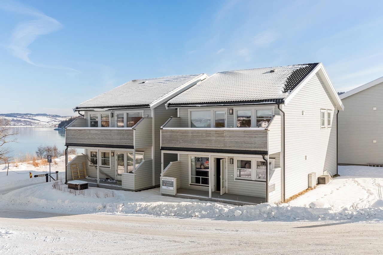 Leiligheten er beliggende i 1. etasje. Omgivelsene er landlige og utsikten strekker seg vakkert mot Buvikbukta Galleribilde