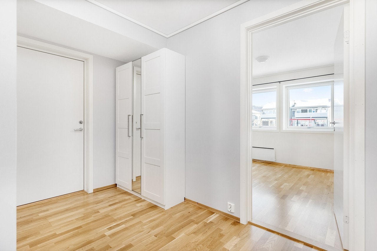 Boligen har for øvrig god lagringsplass med bl.a. garderobeskap i gang, teknisk rom med lagringsplass, samt en utvendig sportsbod Galleribilde