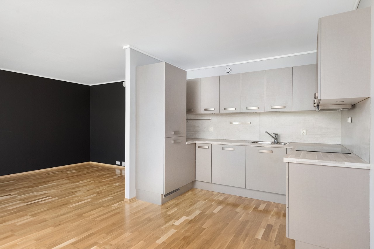 Kjøkkenet har en smakfull innredning med stilrene fronter som gir et behagelig visuelt uttrykk Galleribilde