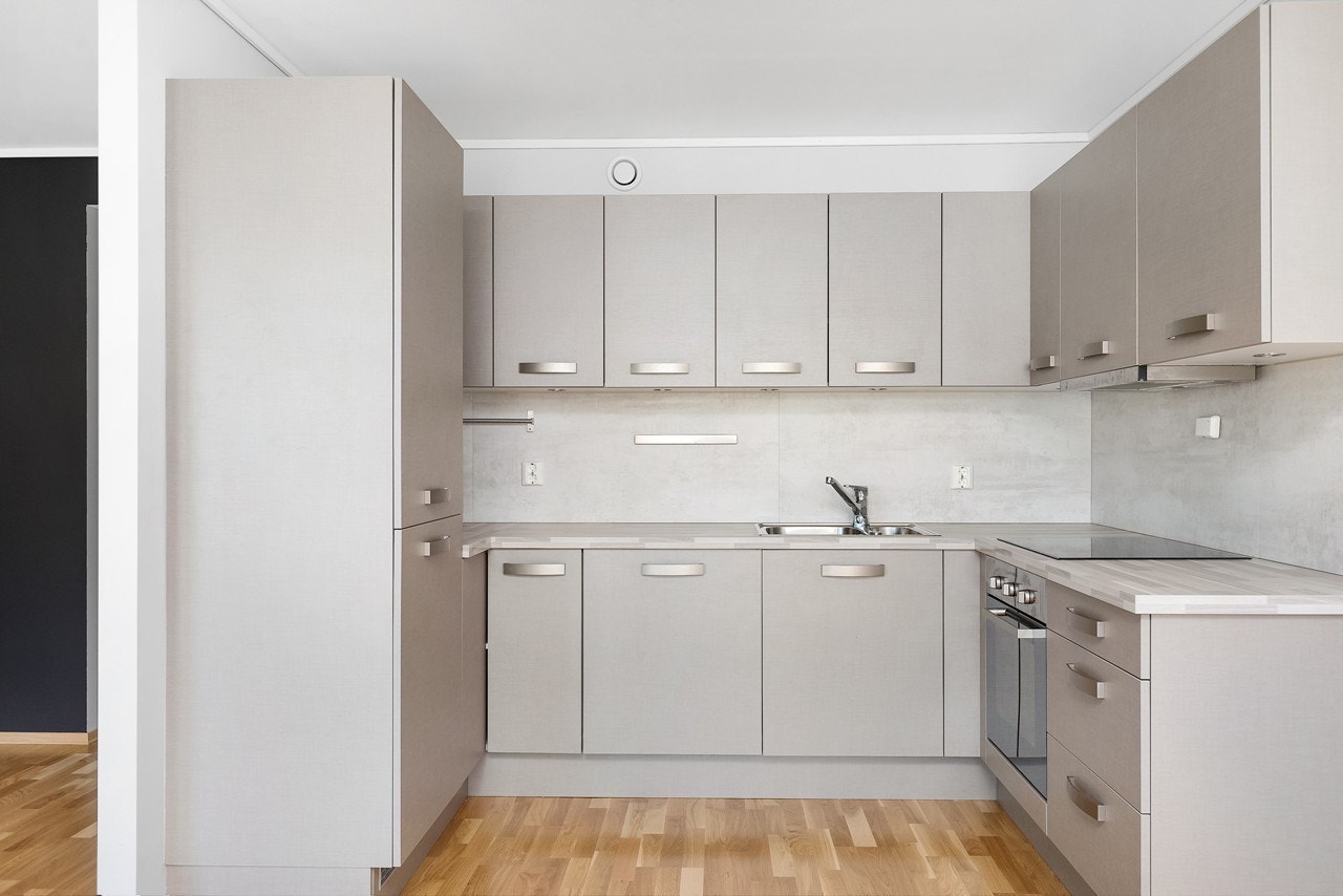 Her har du selvfølgelig integrerte hvitevarer. Hvitevarer som kjøl/frys, platetopp, stekeovn og oppvaskmaskin Galleribilde