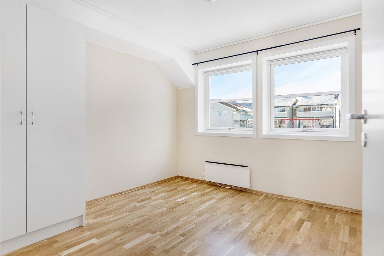 Begge soverommene har medfølgende garderobeskap i hvit, glatt utførelse Galleribilde