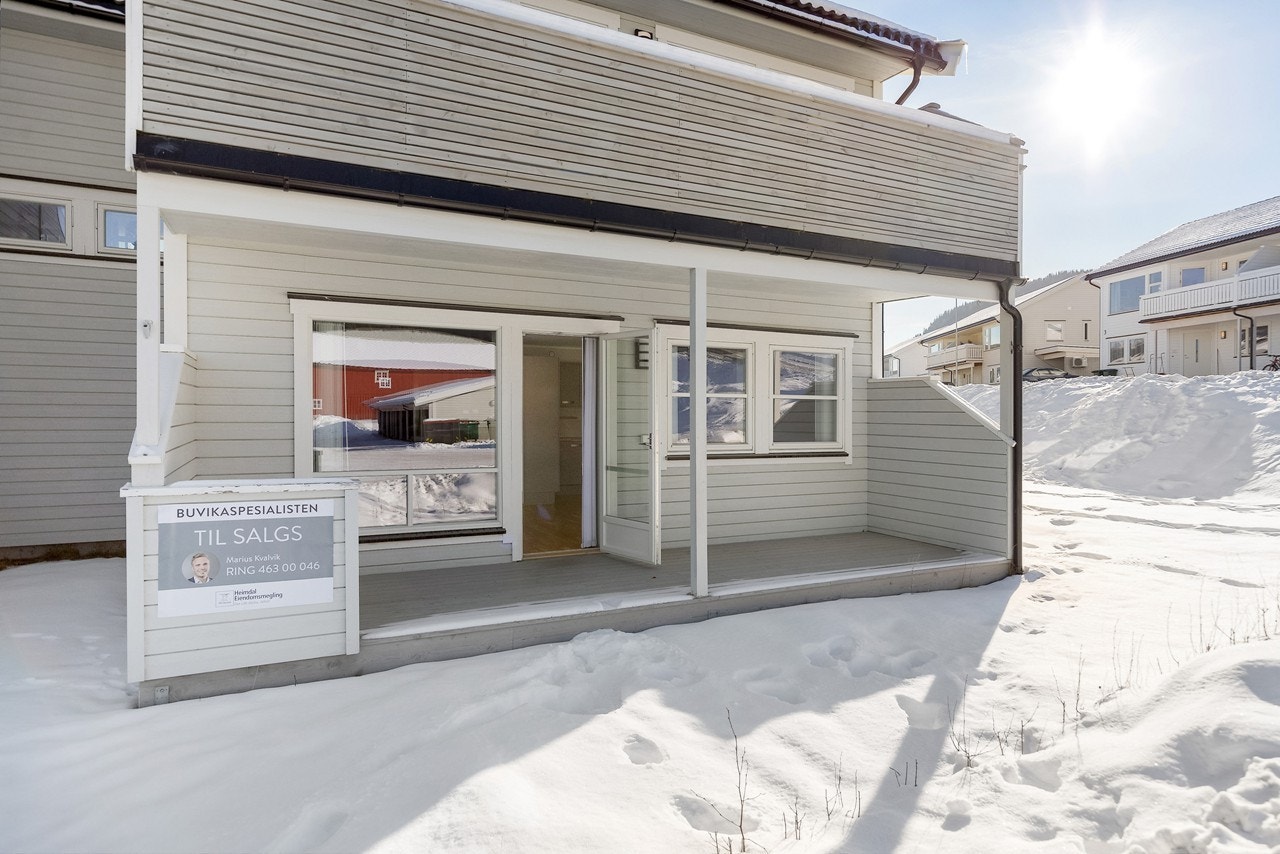 Ut fra stuen kommer du til en lun, koselig markterrasse på ca. 11 kvm, med deilig kveldssol og overbygget tak Galleribilde