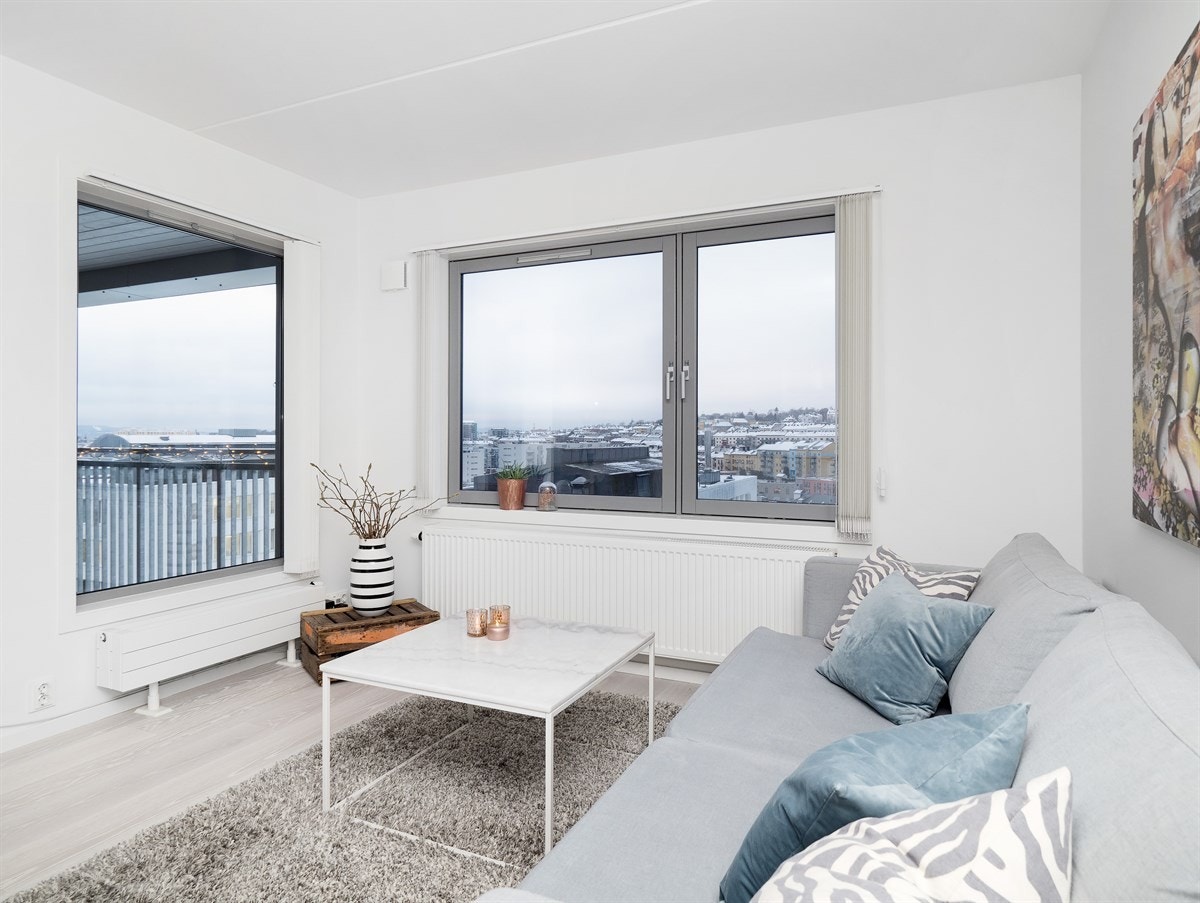 Fra sofaavdelingen har du store vindusflater og god utsikt Galleribilde
