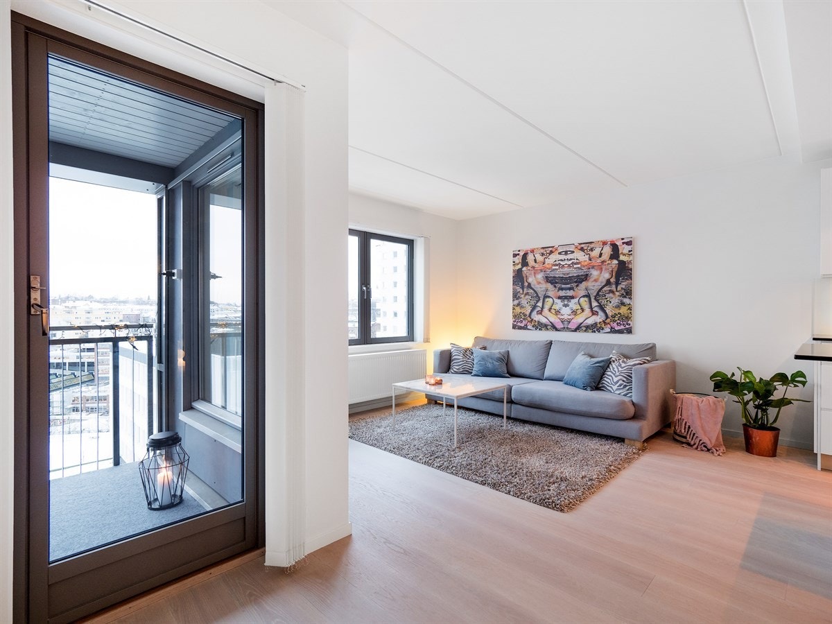Fra stuen er det direkte utgang til den vestvendte balkongen Galleribilde