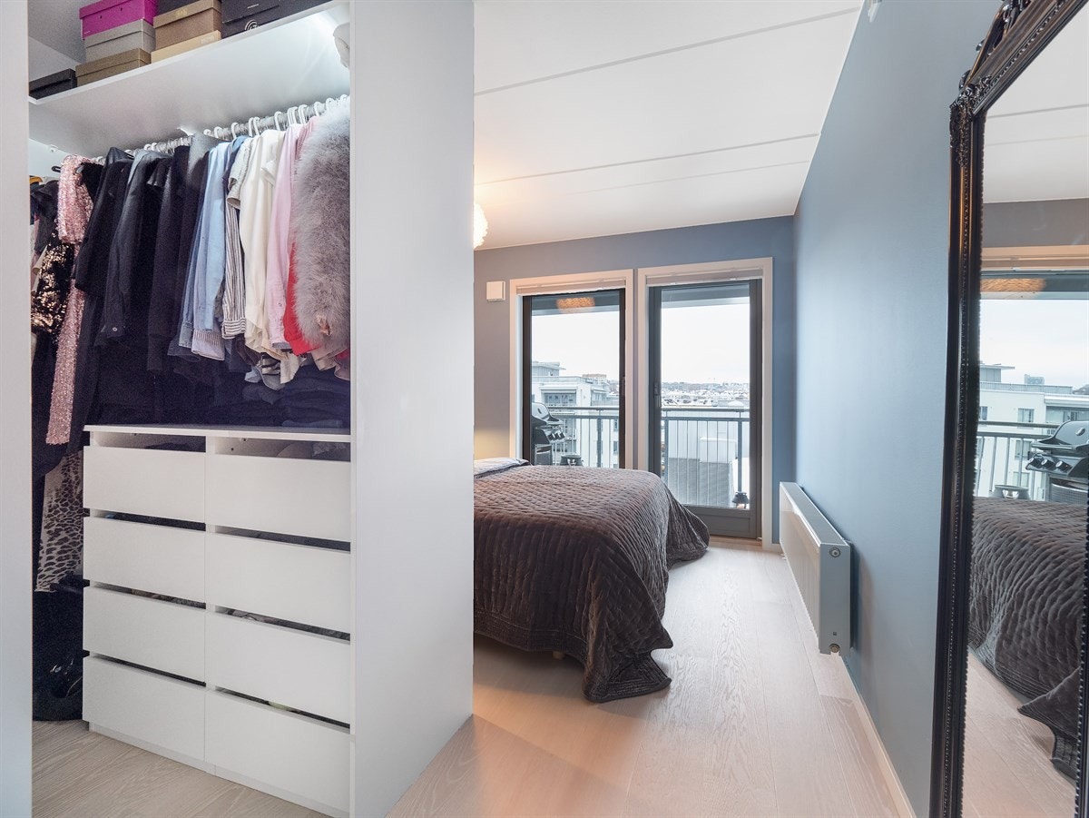 Smart avdelt med egen flott walk-in-garderobeløsning Galleribilde