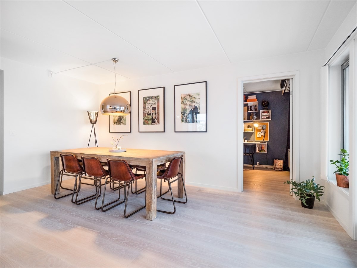 Flott spisestue med mye plass for å dekke på til lange og hyggelige måltider Galleribilde