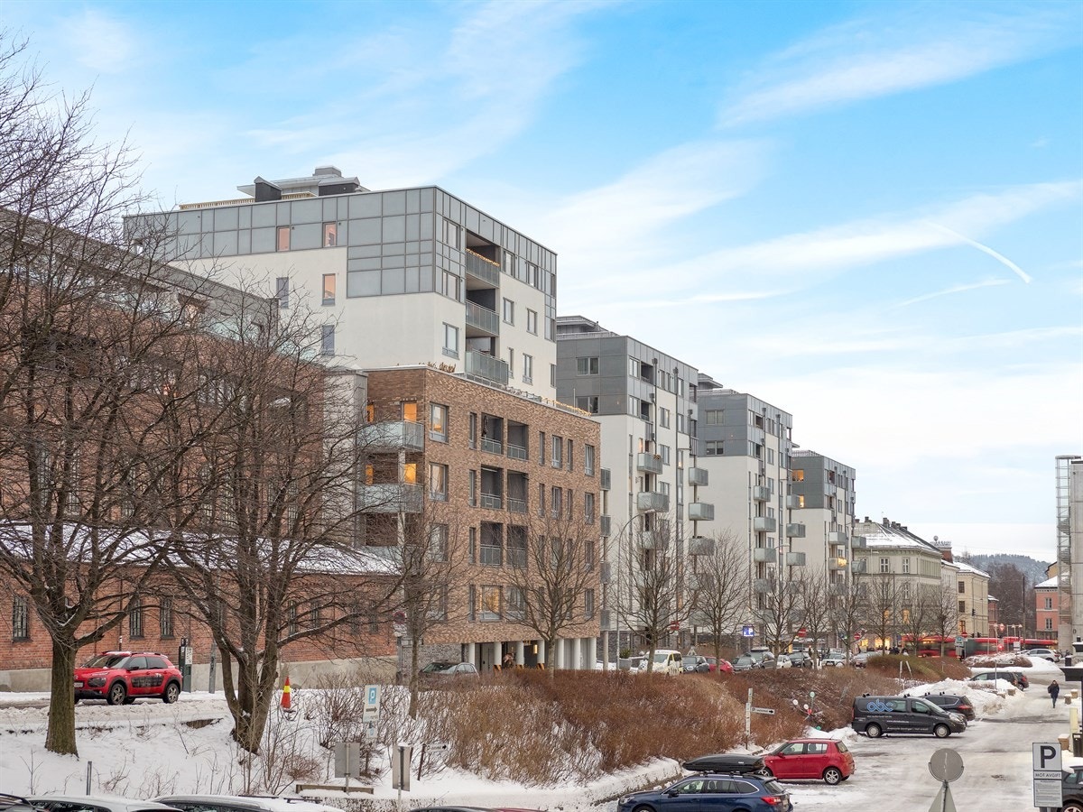 Det er leiligheten/balkongen du ser nærmest og øverst som er denne boligen Galleribilde