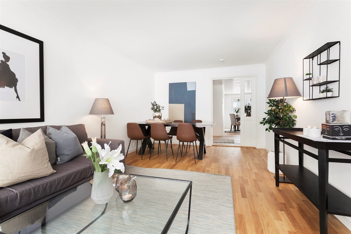 Dette er en lekker 4-roms leilighet med praktisk planløsning og god standard. Leiligheten ligger i byggets andre etasje og har en 11 kvm balkong, samt parkering i garasje. Galleribilde