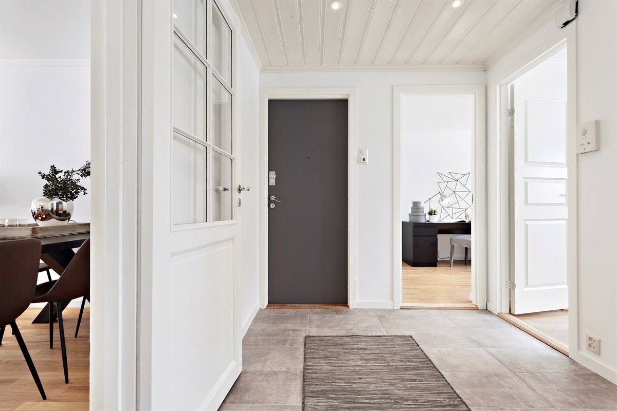 Gangen har fliser, gulvvarme og downlights belysning. Galleribilde