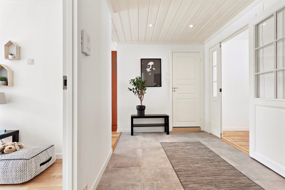 Romslig entré, som gir et meget godt førsteinntrykk av leiligheten. Galleribilde