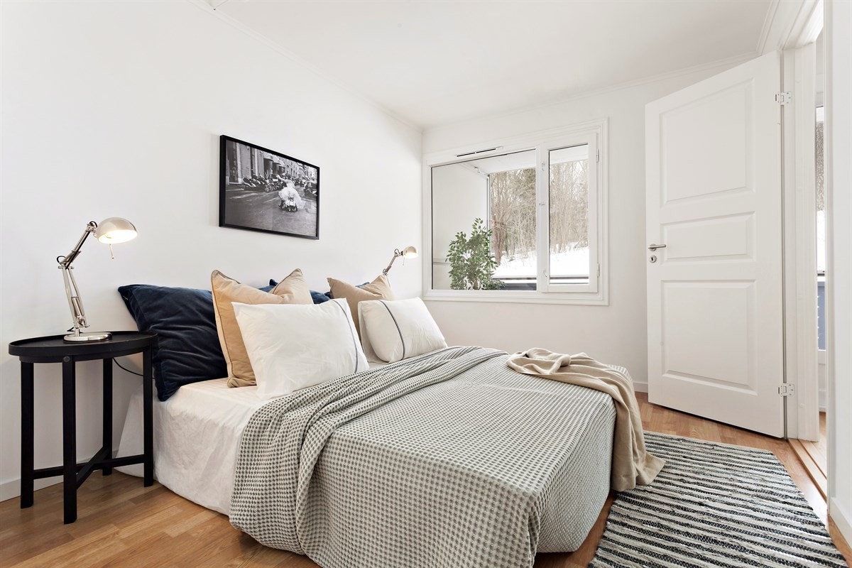 Romslig hovedsoverom med god plass til dobbeltseng. Galleribilde