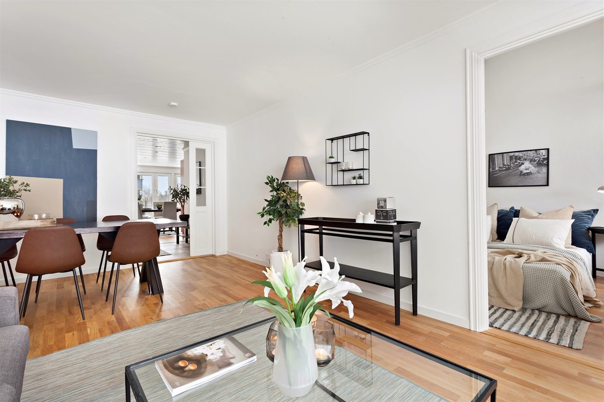 Leiligheten har en innbydende stue med god plass for sofaløsning med tilhørende møblement og spisebord. Galleribilde