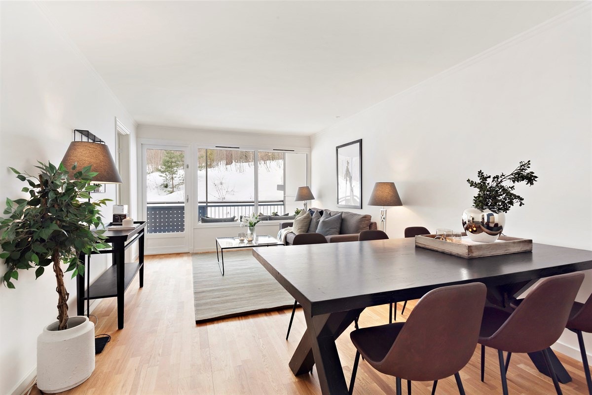 Fra stuen har du utgang til en balkong og hovedsoverom. Galleribilde