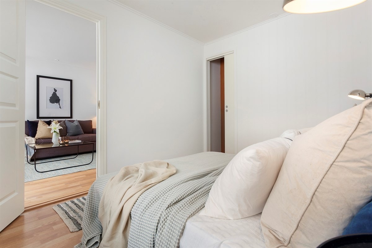 Fra soverommet er det inngang til et romslig walk-in closet. Galleribilde