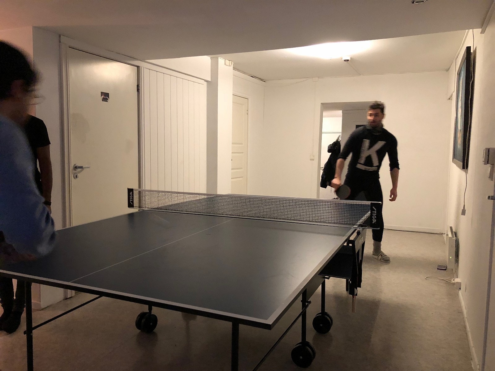 Når vi ikke spiller Mario Kart og brettspill, så går det mye i bordtennis (eller beer-pong)! Galleribilde