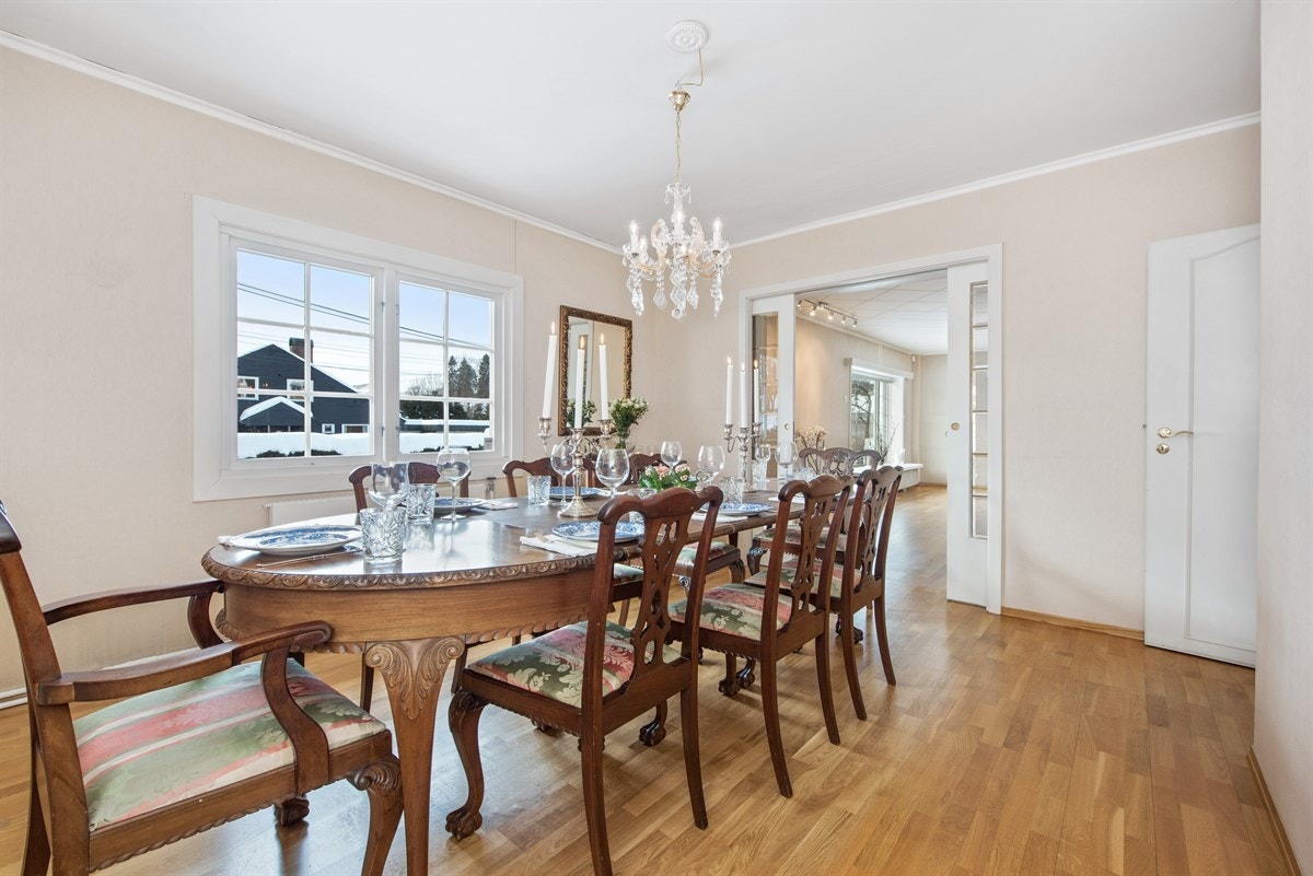 Lys spisestue her sett inn mot den store stuen. Galleribilde