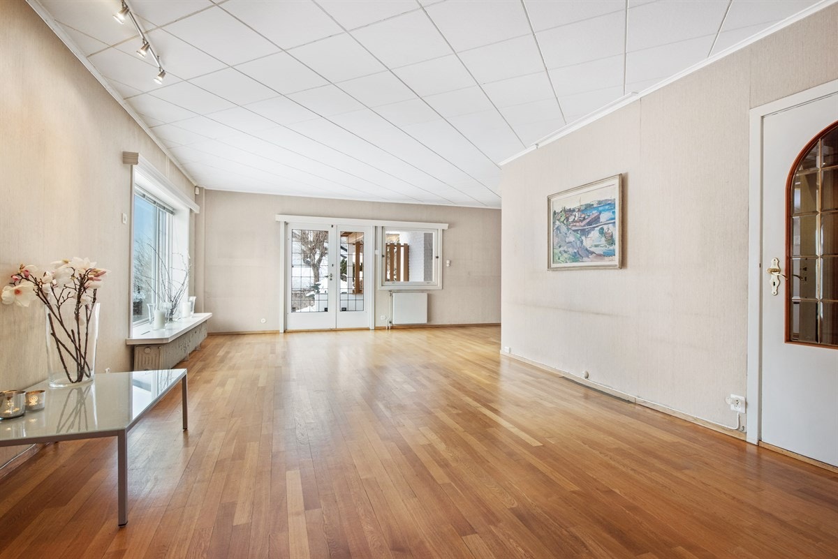 Stuen sett mot utgang skiferbelagt terrasse. Galleribilde