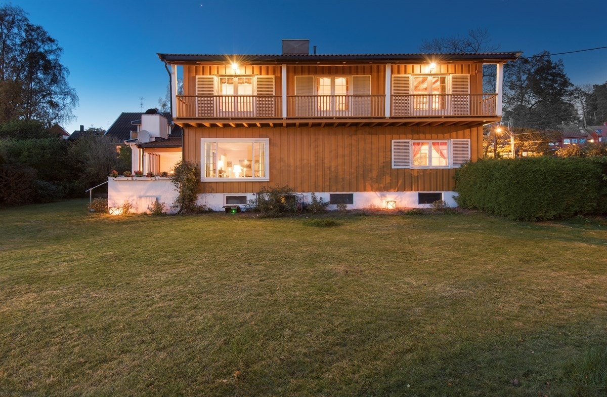 Kveldsbilde sommerstid som viser deler av den store hagen. Galleribilde