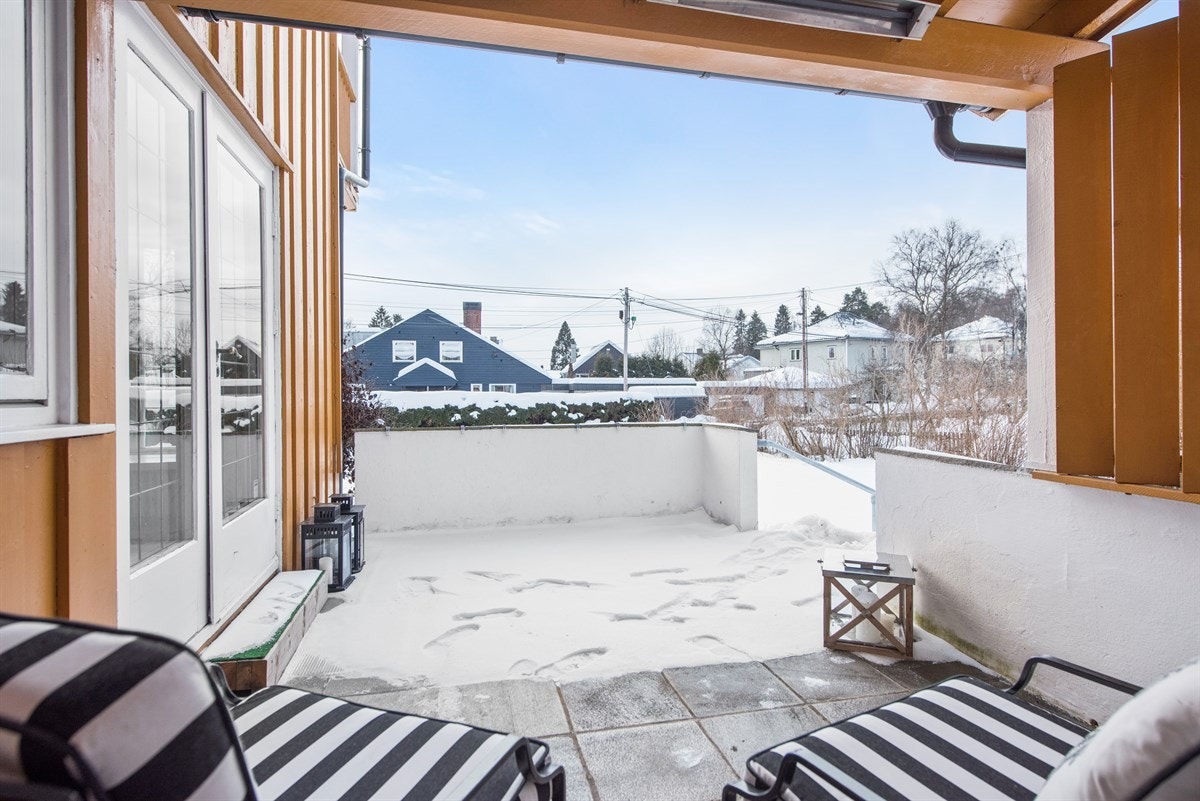 Deler av terrassen er overbygget. Galleribilde