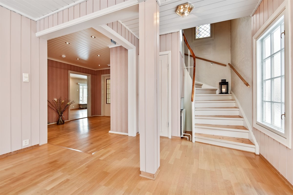 Stor og romslig hall med garderobe rett innenfor entréen. Galleribilde