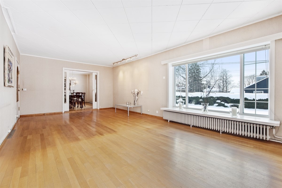 Stor lys stue her sett inn mot spisestuen. Galleribilde