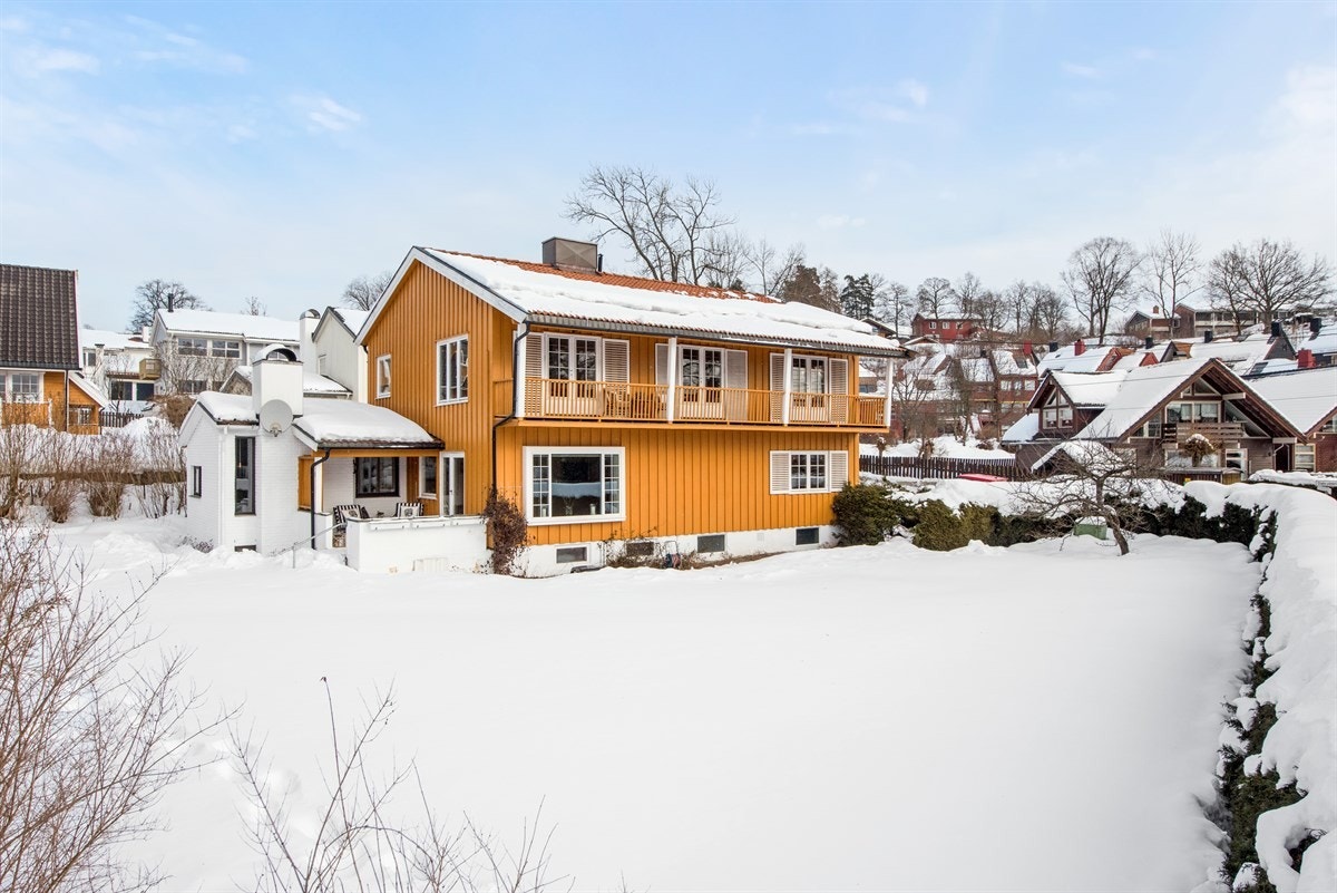 Anne Gerlyng Smith og Marthe Skabo i Nordvik og Partners har gleden av å presentere en vakker enebolig med stor, solrik flat hjørnetomt som med nennsom oppussing kan bli en perle i et meget barnevennlig område. Galleribilde