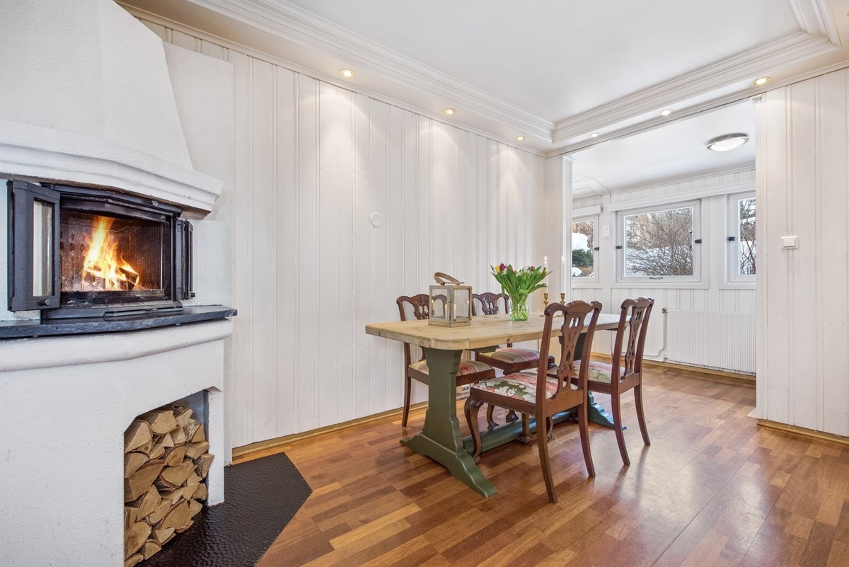 Spisekjøkkenet med peisovn. Galleribilde