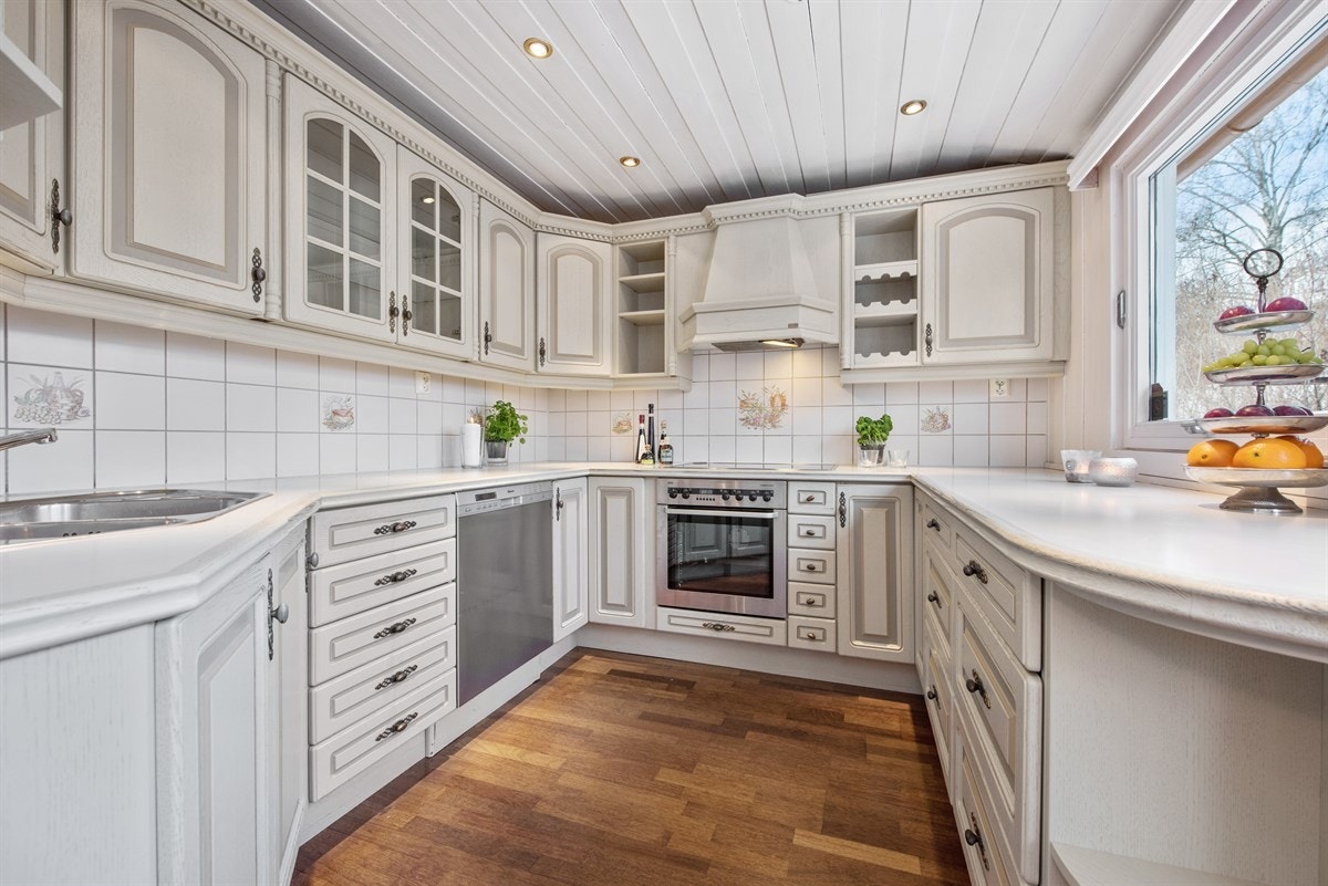 Huseby kjøkken fra 2012. Oppvaskmaskin fra 2016. Kjøl/Frys fra 2015. Galleribilde