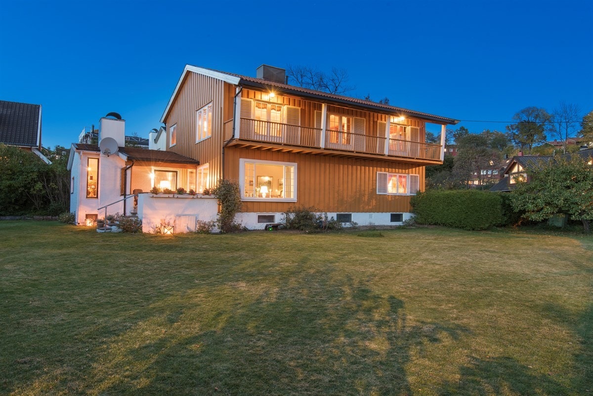 Her er det stor tumleplass for liten og stor. Stor hekk rundt hagen gjør den privat. Galleribilde