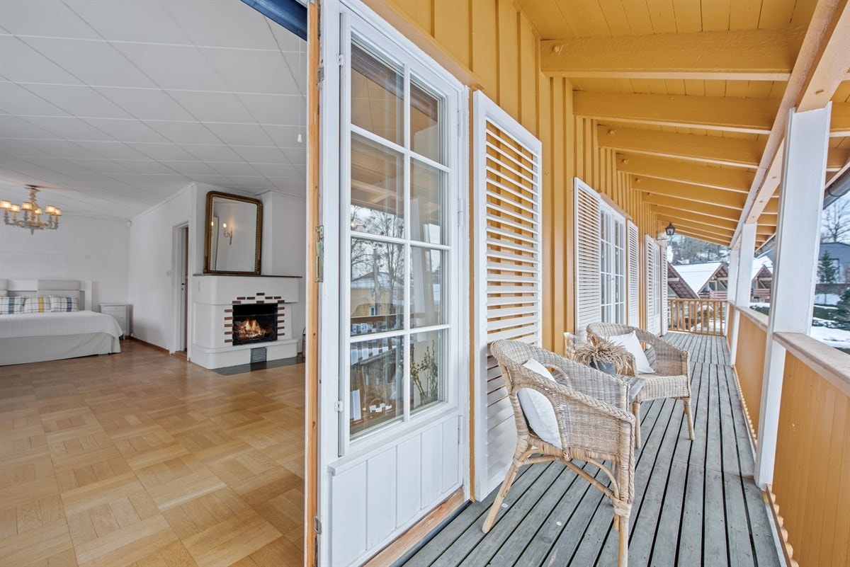 Det er balkong utenfor 3 av 4 soverom i 2. etasje. Galleribilde